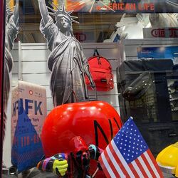 Nous partageons le rêve Américain avec Vous.
Gagnez 1 Semaine à New York ça vous dirait ? Vite rendez-vous en boutique, pour voir les conditions du règlement. 
#eastpak #newyork #concours #voyage #bagages #sacdevoyage #valises #maroquinerie #lemans