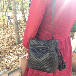 | RAFALE |

Cet Automne @etrier.officiel  nous propose ce nouveau sac bourse en cuir de vachette matelassé.
Associez le à une tenue branchée, vous ferez de l'effet à coup sûr ! 
____
Venez le découvrir en boutique ✨
____

🆕 Boutique en ligne : www.maroquinerie-cuirjd.fr
📍 CUIR JD 1 rue de la Perle - 72000 LE MANS
📞0243280536
.

#cuirjd #maroquinerie #sac #passionsac #lemans #qualité #photography #jaimemonmaroquinier #shopping #sarthe #lemansofcourse #magasinindependant #lemansmaville #FW22 #FallWinter #AutomneHiver #nouvellecollection #mode #FallWinter2022 #Etrier #bag #monsacEtrier