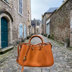 Mon sac TED LAPIDUS se balade dans les rues du  Vieux Mans. 
#sac #tedlapidus #maroquinerie #orange #vieuxmans #lemans #journeeinternationalmonumentetsite #cuirjd #sarthe